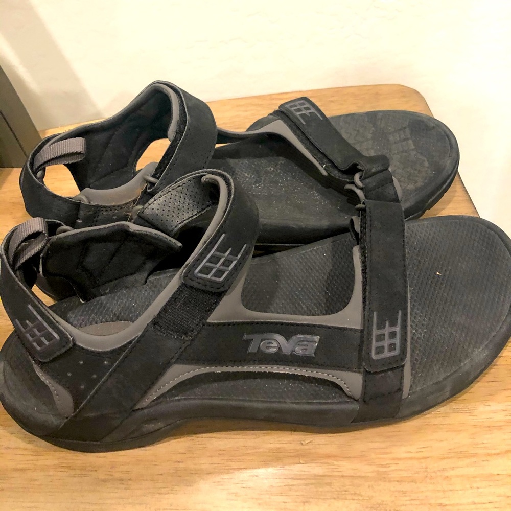 Men’s Teva sandals - like new - size 13